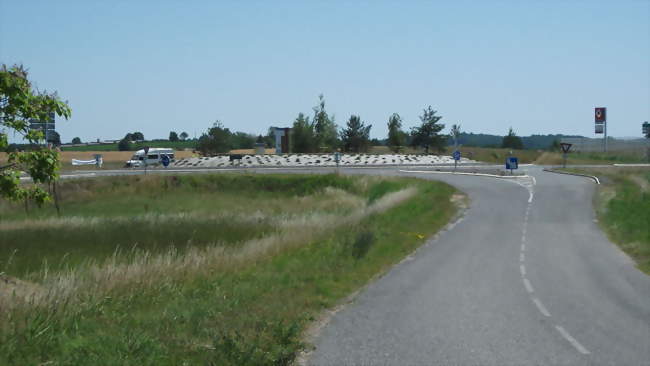 Le carrefour giratoire de Creuzier-le-Neuf est une des portes dentrée de lagglomération de Vichy - Creuzier-le-Neuf (03300) - Allier