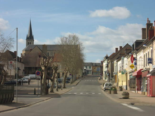 Dompierre-sur-Besbre, rue Principale - Dompierre-sur-Besbre (03290) - Allier