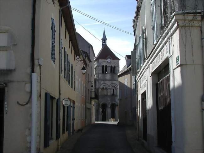 La rue de la Porte-Charrat et le clocher-porchede l'abbatiale Saint-Léger - Ébreuil (03450) - Allier