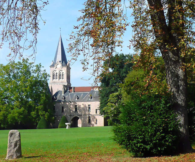 L'église de Lapalisse vue depuis le parc du château - Lapalisse (03120) - Allier