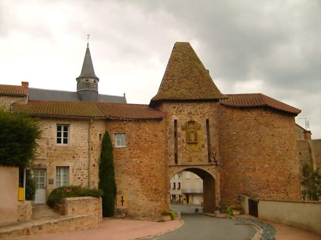 La porte de la ville - Montaiguët-en-Forez (03130) - Allier
