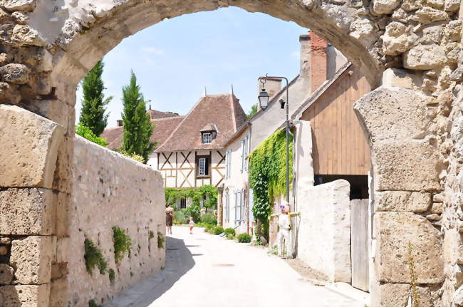 Porche et rue principale de Verneuil-en-Bourbonnais - Verneuil-en-Bourbonnais (03500) - Allier