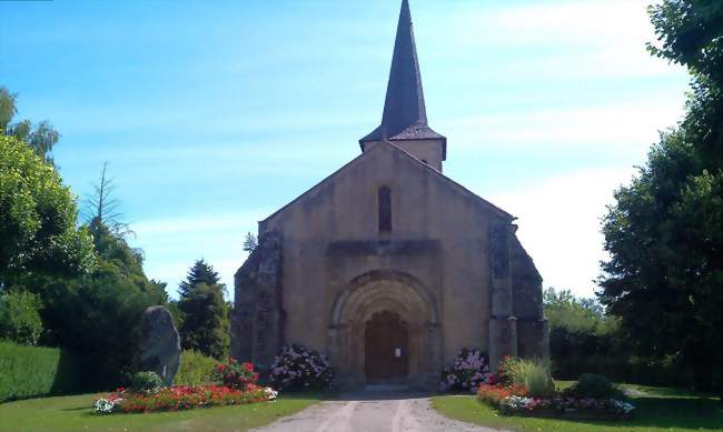 L'église du Vilhain avec la pierre Chevriau (menhir) à gauche - Le Vilhain (03350) - Allier