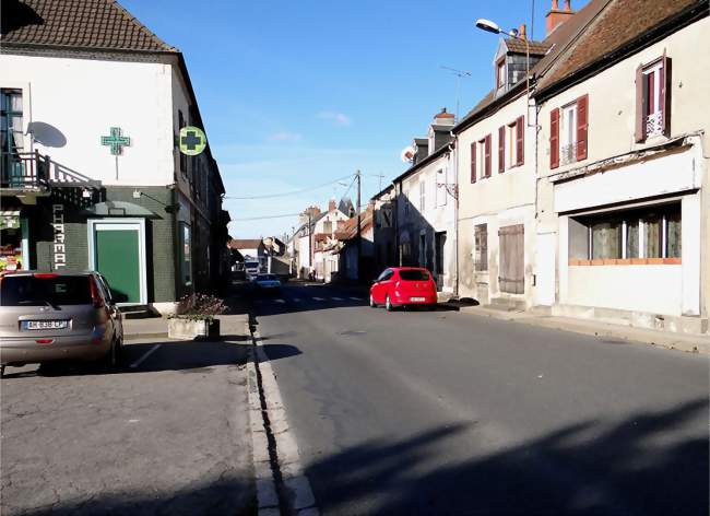 La route nationale 7 traversant le bourg - Villeneuve-sur-Allier (03460) - Allier