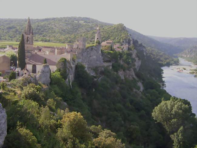 Le village d'Aiguèze surplombant l'Ardèche - Aiguèze (30760) - Gard