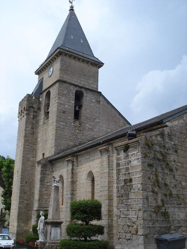 L'eglise avec le monument aux morts - Alzon (30770) - Gard