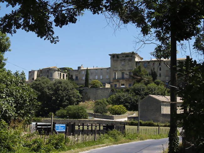 L'entrée du village et le château - Aubais (30250) - Gard