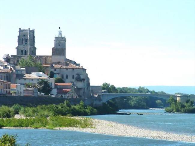 Pont-Saint-Esprit, l'église Saint Saturnin et le pont médiéval sur le Rhône - Pont-Saint-Esprit (30130) - Gard