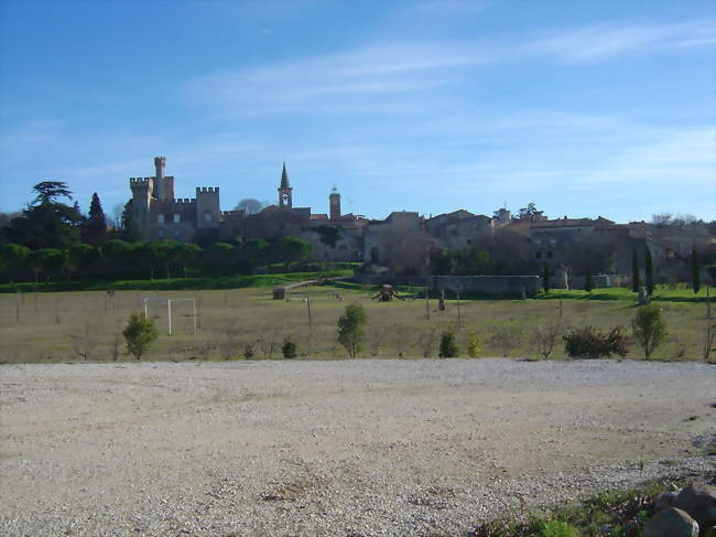 Pouzilhac et son château vus depuis le pied du village - Pouzilhac (30210) - Gard