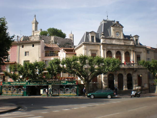 La mairie de Saint-Ambroix et le rocher du Dugas - Saint-Ambroix (30500) - Gard