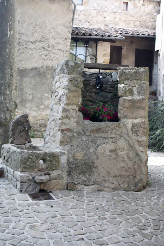 Le puits communal - Sainte-Croix-de-Caderle (30460) - Gard