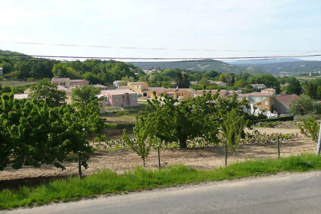 Saint-Julien-de-Peyrolas avec, en arrière-plan à droite, Aiguèze - Saint-Julien-de-Peyrolas (30760) - Gard