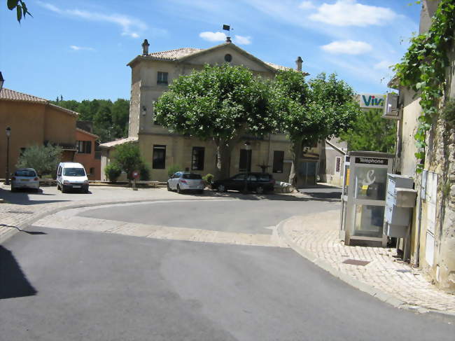 Vue du village et de sa mairie - Saint-Marcel-de-Careiret (30330) - Gard