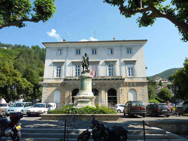 L'hôtel de ville et la statue de Pierre Triaire - Le Vigan (30120) - Gard