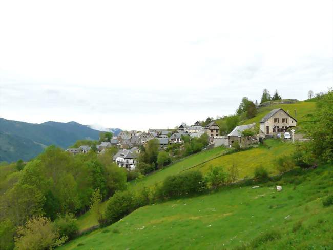 Le village d'Artigue à flanc de montagne - Artigue (31110) - Haute-Garonne