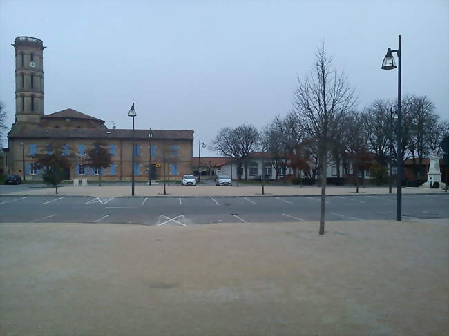Place devant la poste - Bérat (31370) - Haute-Garonne