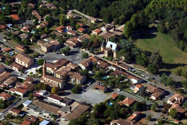 Vue aérienne de Brax et de son château - Brax (31490) - Haute-Garonne