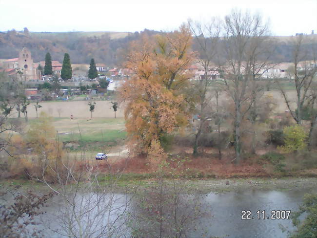 La Garonne et l'église et le village en arrière plan - Capens (31410) - Haute-Garonne