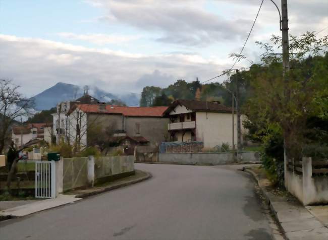 Encausse-les-Thermes et en arrière plan les Pyrénées - Encausse-les-Thermes (31160) - Haute-Garonne