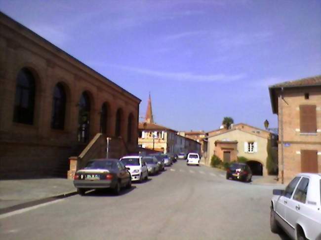 Axe principal du village, avec sa salle des fêtes sur la gauche et sa mairie sur la droite - Fourquevaux (31450) - Haute-Garonne
