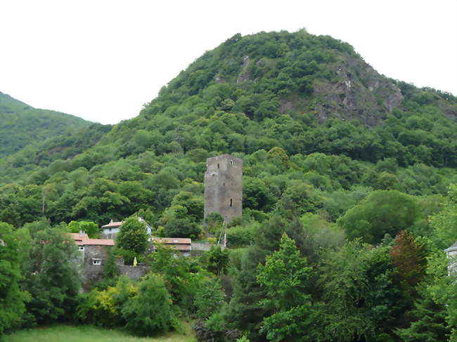 La tour du château des Comtes de Comminges domine le village de Fronsac - Fronsac (31440) - Haute-Garonne
