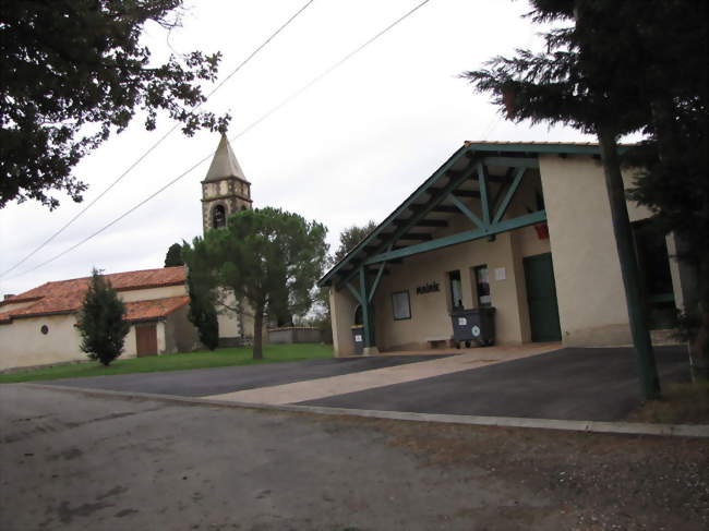 Mairie en premier plan et église - Lapeyrère (31310) - Haute-Garonne