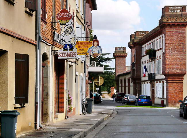 Mairie dans la rue principale - Lavernose-Lacasse (31410) - Haute-Garonne