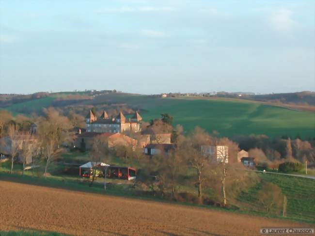 Monestrol au coucher du soleil - Monestrol (31560) - Crédit: Laurent Chausson (CC by SA)