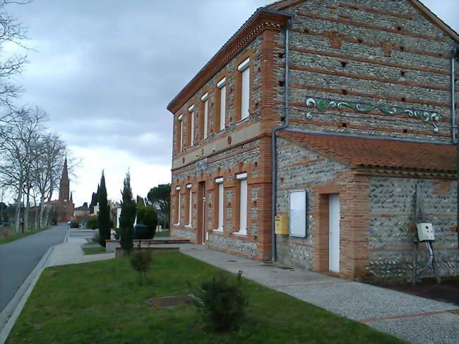 Mairie en premier plan - Montaut (31410) - Haute-Garonne