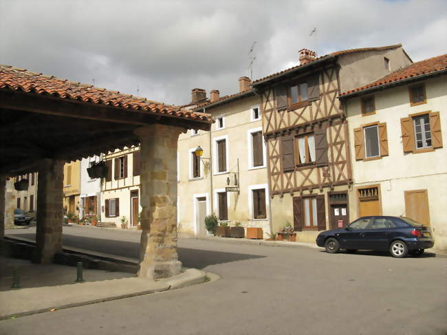 La place du marché - Montbrun-Bocage (31310) - Haute-Garonne