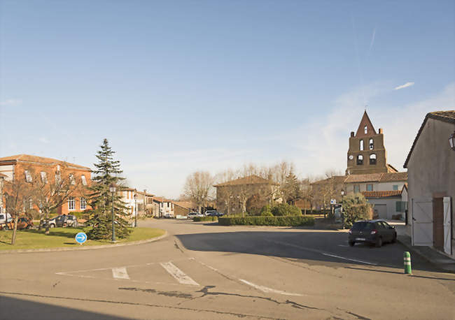 La place du village - Saint-Cézert (31330) - Haute-Garonne