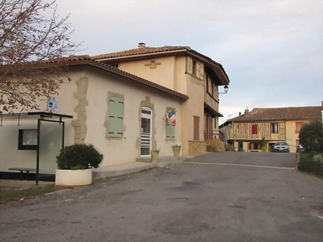 La mairie en premier plan - Saint-Frajou (31230) - Haute-Garonne