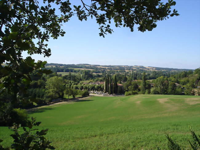 Vue du village de Saint-Laurent depuis les coteaux - Saint-Laurent (31230) - Haute-Garonne