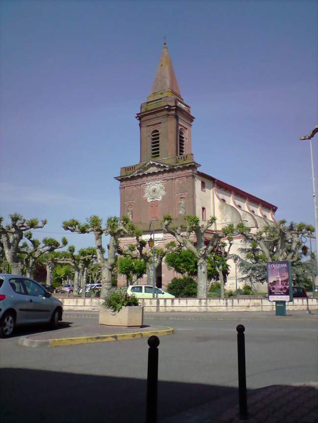 L'église de Seysses sur la place de la Libération, en mai 2009 - Seysses (31600) - Haute-Garonne