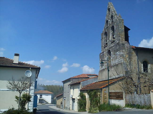 Le village et l'église - Terrebasse (31420) - Haute-Garonne