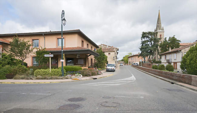 La mairie,et l'église - Villaudric (31620) - Haute-Garonne