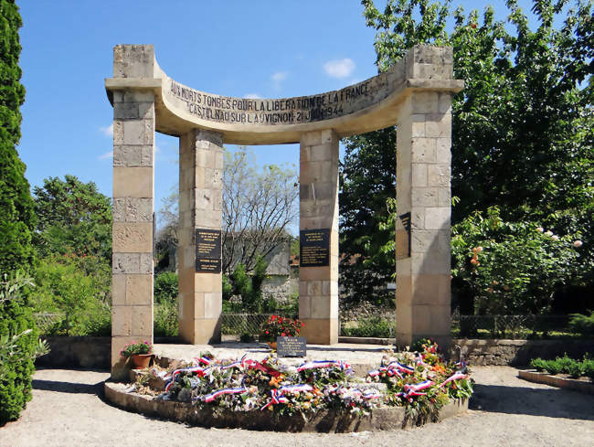 Monument aux morts des combats du 21 juin 1944 - Castelnau-sur-l'Auvignon (32100) - Gers