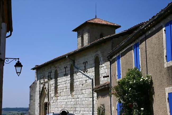 Vue sur l'Église depuis la rue centrale - Castéra-Lectourois (32700) - Gers