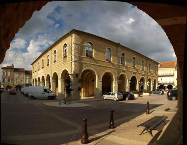 La halle vue depuis les arcades - Fleurance (32500) - Crédit: Michel Chanaud (Sarlat) (CC By SA)