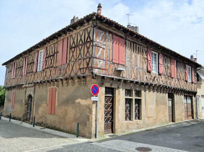Maison à l'angle de la rue du commerce et de l'impasse du couvent - Masseube (32140) - Gers