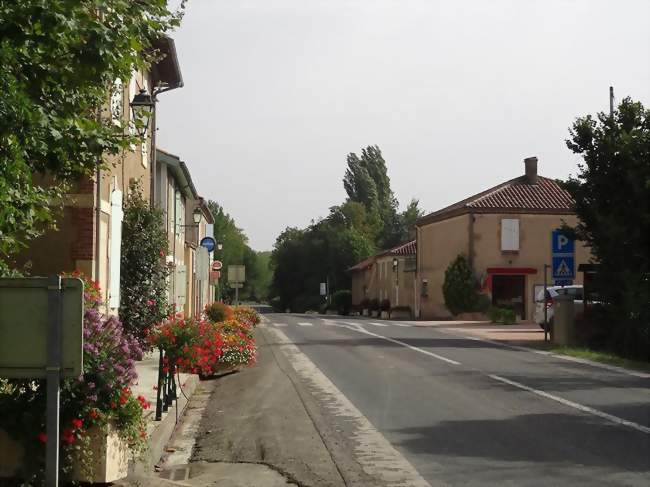 La rue principale d'Ornézan (2012) - Ornézan (32260) - Gers