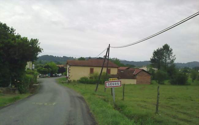 Entrée du village - Ségos (32400) - Gers