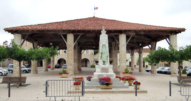 La halle et le monument aux Morts - Solomiac (32120) - Gers