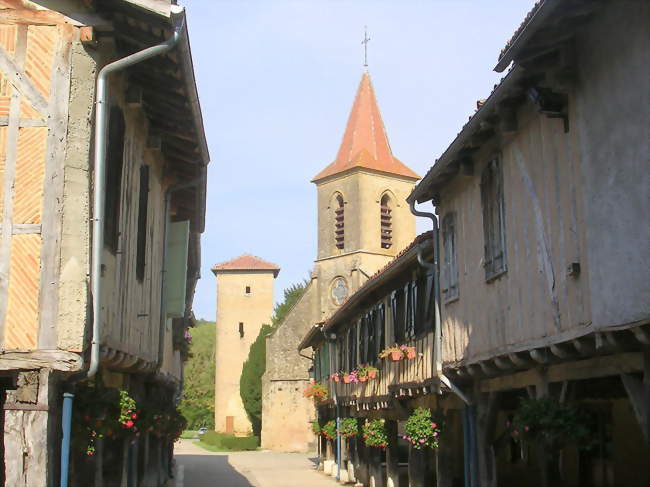 Rue principale du village et église - Tillac (32170) - Gers