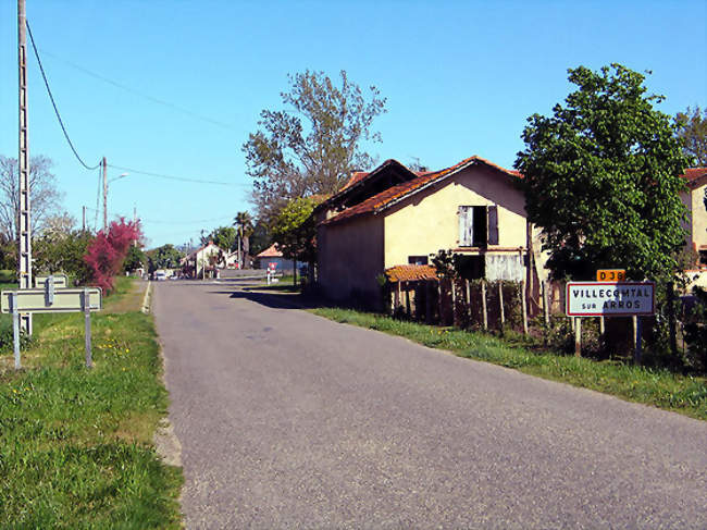 L'entrée du village - Villecomtal-sur-Arros (32730) - Gers