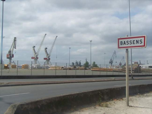 Entrée dans Bassens en arrivant de Lormont, côté Garonne - Bassens (33530) - Gironde