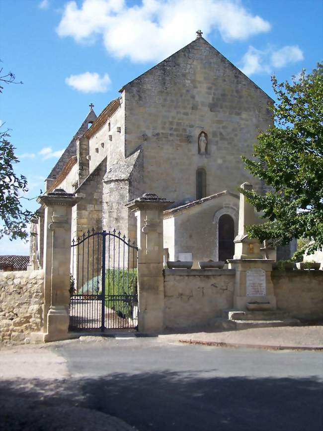 L'église Notre-Dame, le monument aux morts et l'entrée du cimetière (sept 2012) - Castelviel (33540) - Gironde