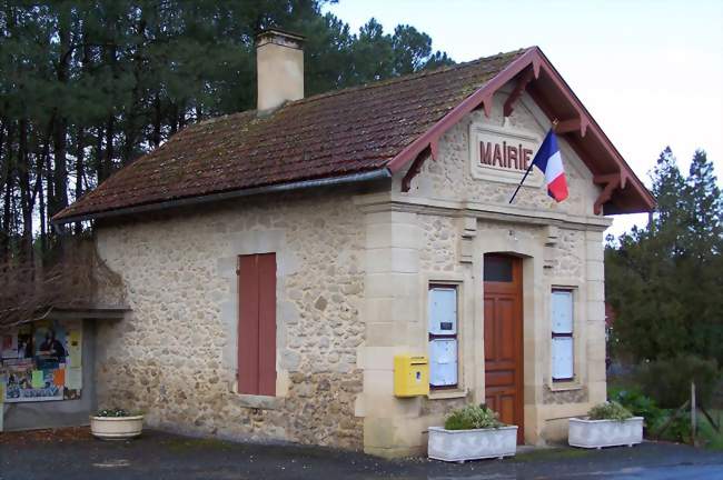 La mairie le long de la RD10 (janv 2012) - Cauvignac (33690) - Gironde