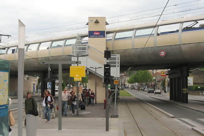 La gare de Cenon, pôle multimodal facilitant les échanges entre les banlieues Nord et Est et le centre de Bordeaux - Cenon (33150) - Gironde
