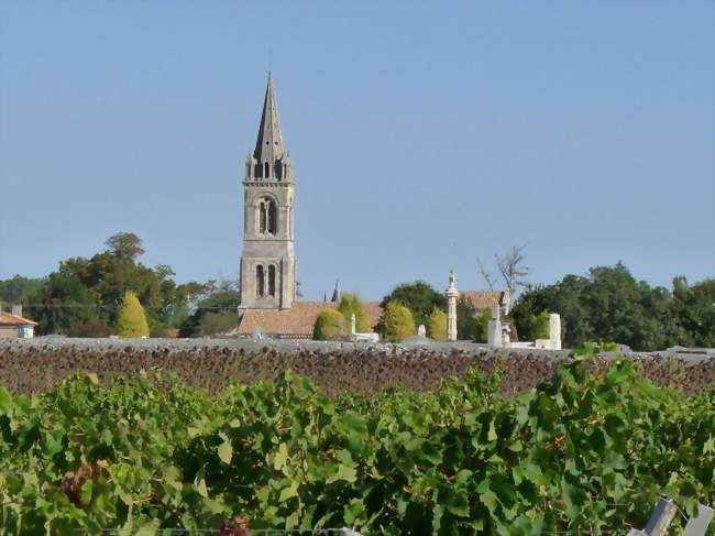 Vue sur le village et l'église - Civrac-en-Médoc (33340) - Gironde